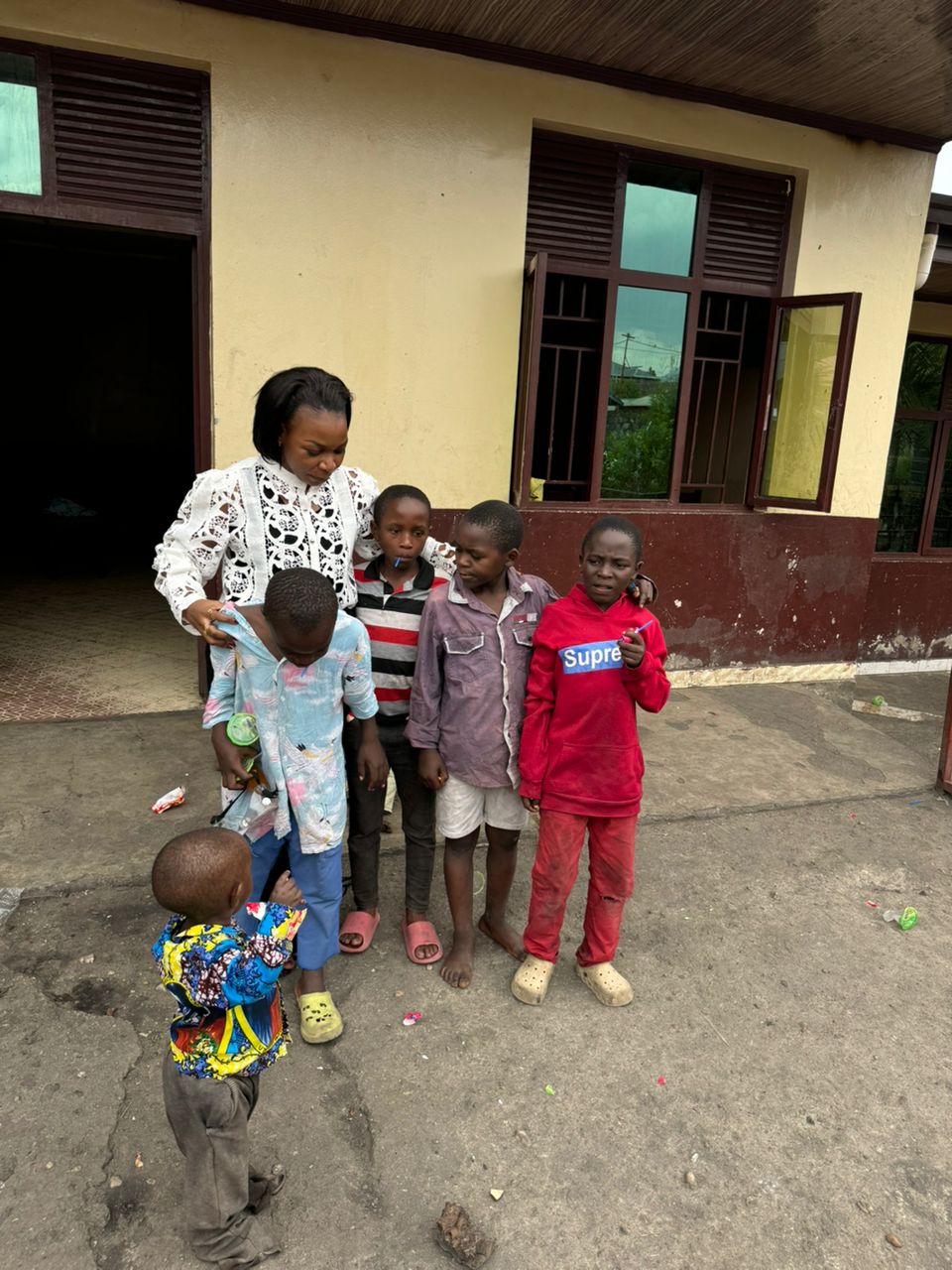 Les enfants se préparent pour l'école